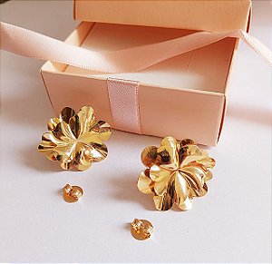 Brinco Flôr Liso Dourado Banho Ouro 18k