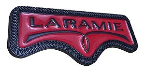 EMBLEMA - LARAMIE - VERMELHO/PRETO