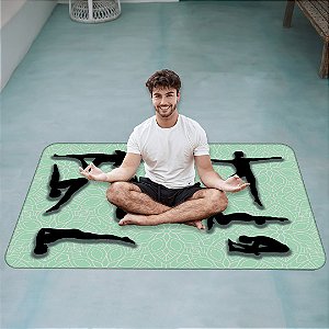 Homem apto se senta no tapete de ioga com pernas cruzadas e mensagens de  texto com amigos por telefone. tempo de descanso. o homem atlético tem  preguiça de fazer exercícios em casa