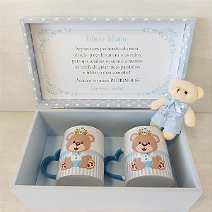 Caixa convite para padrinhos – Canecas personalizadas com alças de coração e chaveiro ursinho