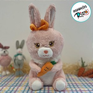 Coelho de Pelúcia Rosa Sentado Segurando Cenoura - 38cm - 1 unidade - Rizzo