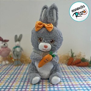 Coelho de Pelúcia Cinza Sentado Segurando Cenoura - 38cm - 1 unidade - Rizzo