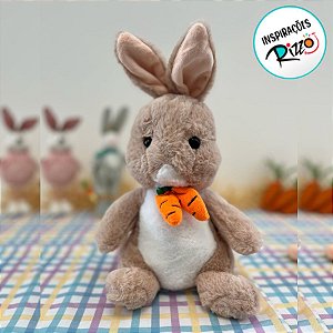 Coelho de Pelúcia Bege com Gravata de Cenoura - 25cm - 1 unidade - Rizzo