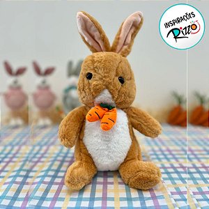 Coelho de Pelúcia Caramelo com Gravata de Cenoura - 25cm - 1 unidade - Rizzo