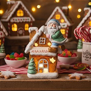 Enfeite De Natal em Resina - Casa Ginger Bread Com LED Com Papai Noel No Telhado - 19,5x14cm - 1 unidade - Rizzo