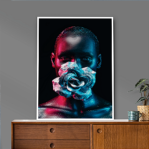 Quadro Decorativo Rosto Feminino com Flor Azul Fundo Preto
