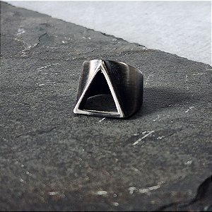 Anel Sparta com Design Triangular