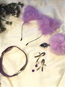 KIT PLUG POMPOM COM TIARA DE ORELHAS E GARGANTILHA LILÁS
