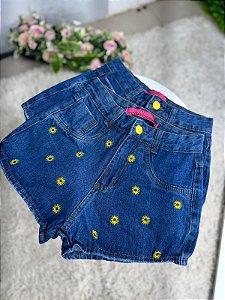 Short Jeans Lavagem Azul Com Bordados De Margaridas Amarelas