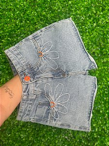 Short Jeans Feminino Cintura Alta Lavagem Marmorizada Bordado Com Margarida E Botão Laranja| Sem Elastano
