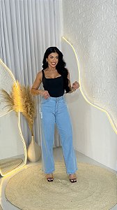 Calça Feminina Wide Leg Jeans lavagem Clara com Detalhe Rasgado e Cós Alto| Sem elastano