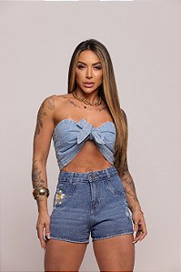 Short Jeans Feminino MOM com Detalhe de Flor Bordada Cós Alto e Lavagem Marmorizada | Sem Elastano