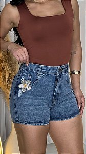 Short Jeans Feminino MOM com Detalhe de Flor Bordada Cós Alto e Lavagem Marmorizada | Sem Elastano