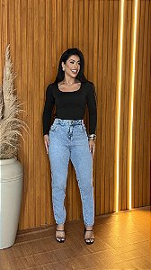 Calça Jeans MOM Cintura Alta Básica Lavagem Marmorizada Clara