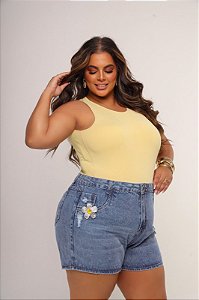 Short Jeans Feminino Plus Size MOM com Detalhe de Flor Bordada Cós Alto e Lavagem Marmorizada | Sem Elastano