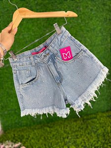 Short Jeans Feminino Cós Alto Lavagem Clara Com Barra Desfiada e Aplicações de Strass- Sem Elastano