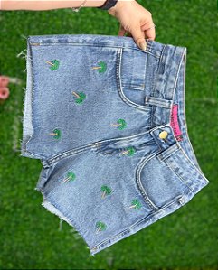 Short Jeans Feminino Cintura Alta Bordado Coqueiro Tropical Marmorizado Sem Elastano / Moda Verão