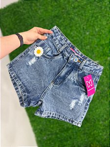 Short Jeans Feminino MOM Com Detalhe de Flor Bordada Cós Alto e Lavagem Clara | Sem Elastano