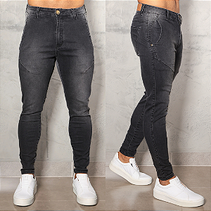 Calça Jeans Escura, Com Bolso Faca, Pinça Na Frente E Acessórios Ouro Velho