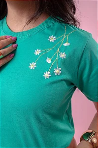T-SHIRT TRADICIONAL BASICA - VERDE JADE FLORES BORDADO