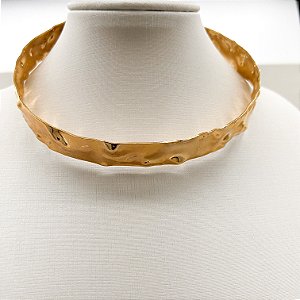 Choker Dourada Com Textura Amassada