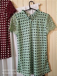 Blusinha poá feminina com renda