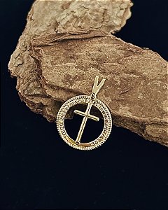 Pingente Cruz c/ Circulo Vazado 2cm - Banho de Ouro 18k