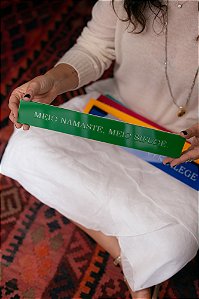 Plaquinha Colorida - Meio Namastê, Meio Sifudê