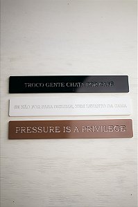 Kit 03 Placas Coloridas: Troco Gente Chata Por Café / Se Não For Para Brilhar, Nem Levanto da Cama / Pressure Is A Privilege