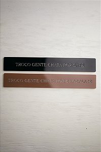 Kit 02 Placas Coloridas: "Troco Gente Chata Por Café." E "Troco Gente Chata Por Chocolate."