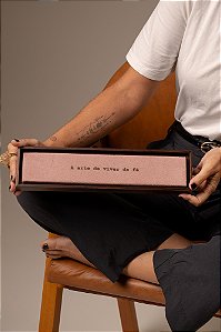 Quadro Régua em Camurça Rosa - A arte de viver da fé