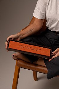 Quadro Régua em Camurça Laranja - Decifra-me, mas não me conclua. Eu posso te surpreender