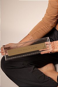 Placa Espelhada Dourada no Acrílico - Sendo feliz no simples