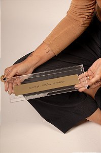 Placa Espelhada Dourada no Acrílico - Entrego . Confio . Agradeço