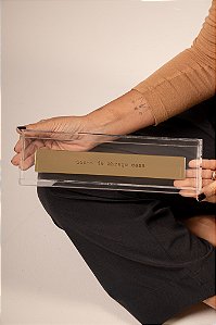 Placa Espelhada Dourada no Acrílico - Gosto de abraço casa