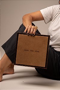 Quadro em Camurça Bege - Entre. Pela . Alma