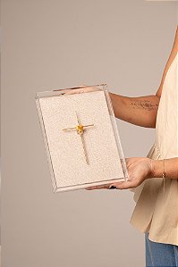 Amor em Fio - Quadro em Acrílico com Linho e Cruz Dourada