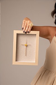 Amor em Fio - Quadro em Madeira com Linho e Cruz Dourada