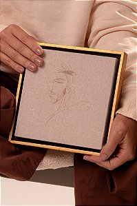 Quadro em Madeira Dourada - Face de Jesus no Linho