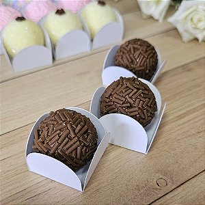 Forminhas 4 Pétalas Doces Brigadeiro - Branco - 50 unidades
