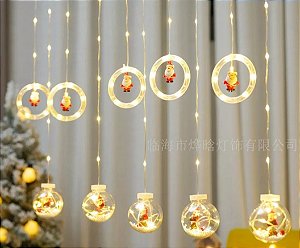 Cortina com 135 LEDs Branco Quente 5 argolas e 5 bolas figuras natalinas 3 metros bivolt.