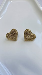 Brinco Orgânico BF Coração Chapiscado Banho Ouro 18k