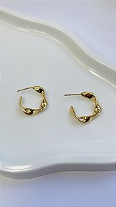 Brinco Argola Torcida Leve Banho de Ouro 18k