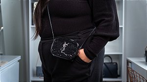 YVES SAINT LAURENT MONOGRAM BLOGGER BAG EM VERNIZ PRETO COM PAETÊS