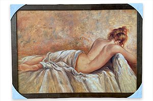 Quadro Decorativo Tema Mulher Deitada Moldurado 50x70cm