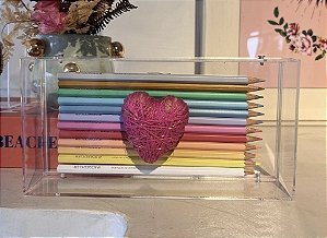 Caixa de Acrílico com Lápis de Cor e Coração Entrelaçado - 10cm x 20cm x 4cm
