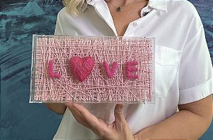 Caixa de Acrílico com Escultura Love - 26,5cm x 14cm