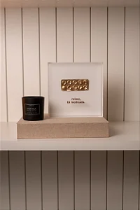 Quadro em Acrilico Fundo Branco - Relaxa, To Medicada - 20cm x 20cm x 30cm 3MM