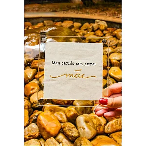 Quadro em Acrilico Bordado Meu Escudo tem Nome: Mãe - 15cm x 15cm