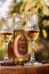 Cachaça Nhá Dita Envelhecida Extra Premium Freijó - Garrafa Especial - 750ml